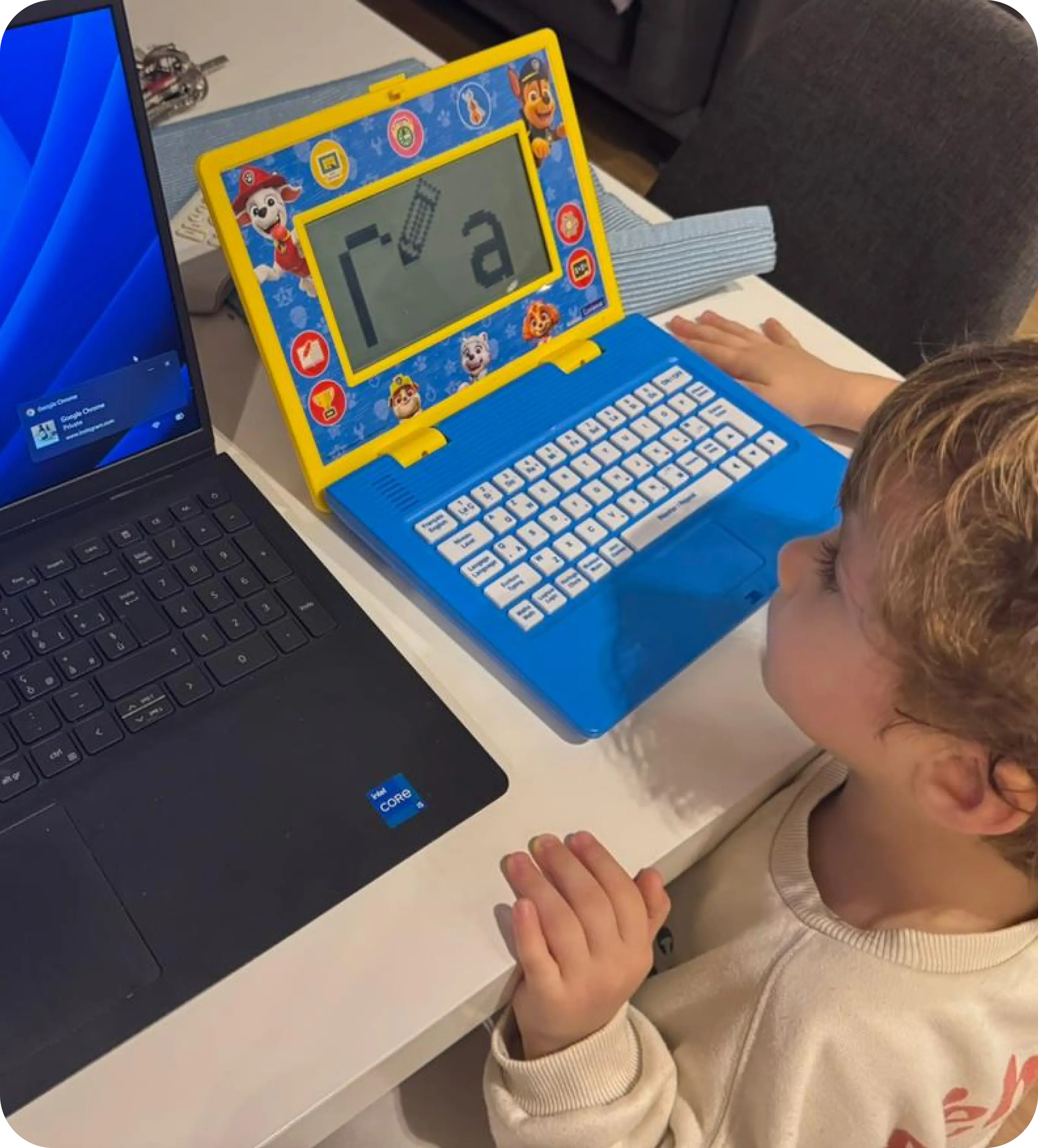Kidoor: Little girl learning with laptop