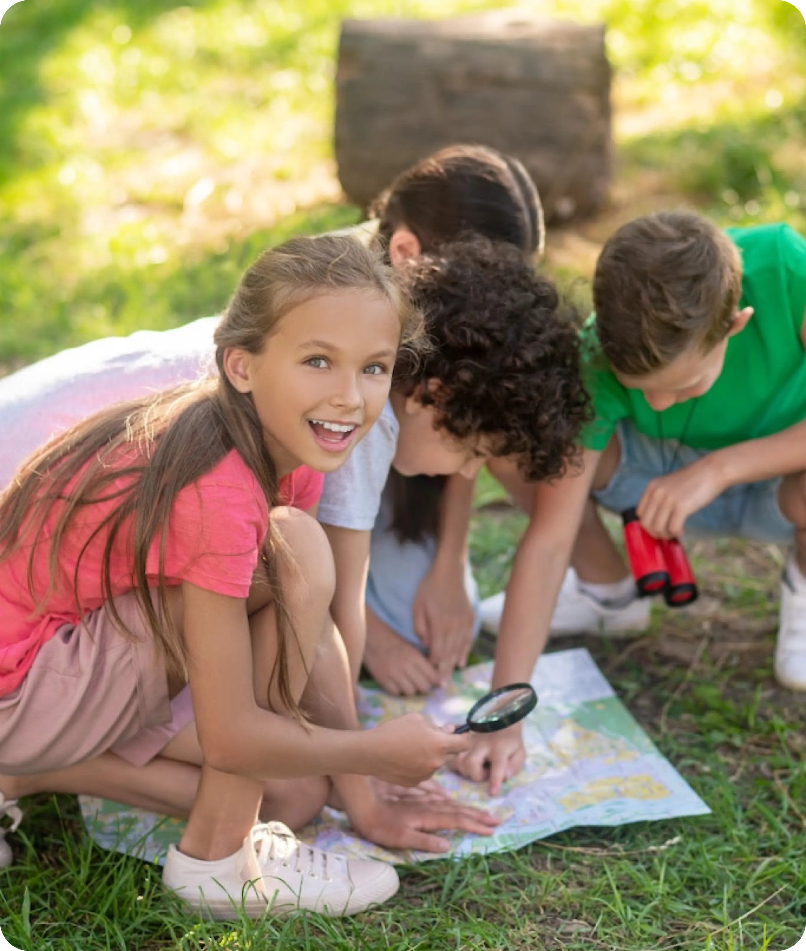 Kidoor: Kids looking at map with a loupe
