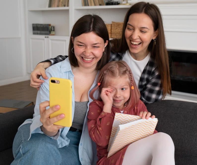 Kidoor: Family taking a selfie